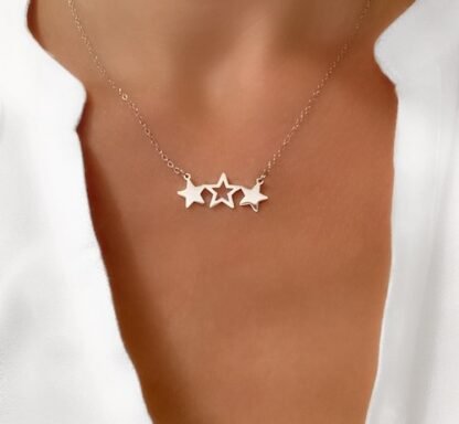 collier avec pendentif etoiles