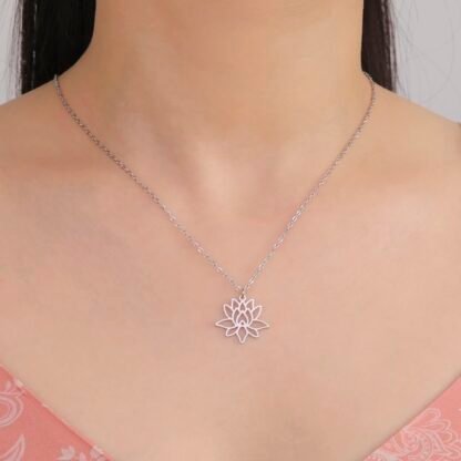 collier fleur de lotus acier inoxydable